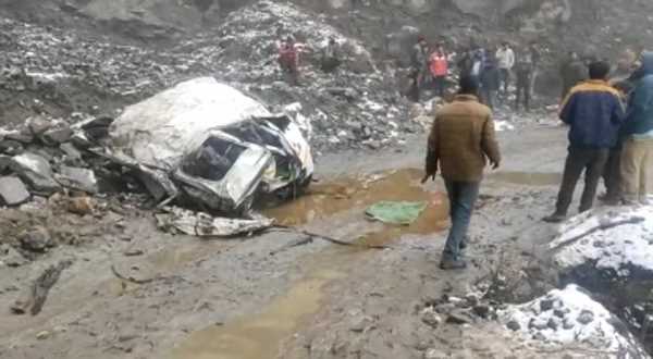 जम्मू-कश्मीर राजमार्ग दुर्घटना में 2 की मौत, 7 घायल